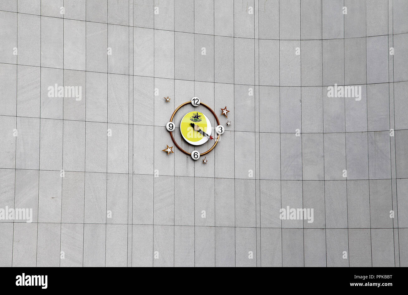 Orologio sulla parte esterna del Mangyondae Childrens Palace di Pyongyang Foto Stock