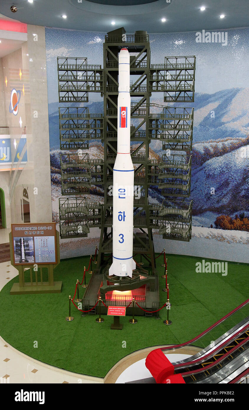 Modello di un missile a scuola Mangyondae Childrens Palace di Pyongyang Foto Stock