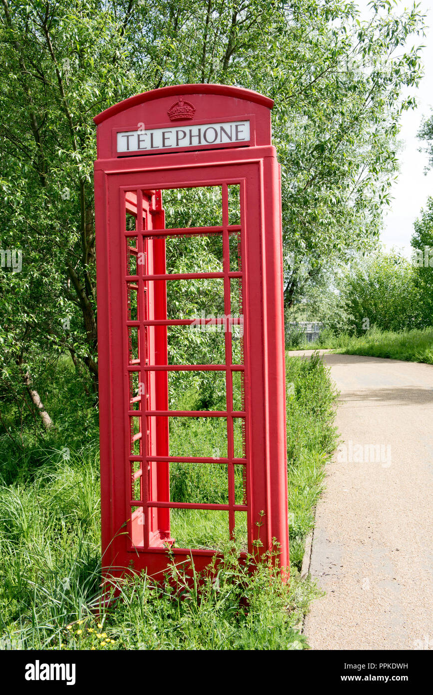 Telefono rosso scatola utilizzata come opera d'arte, Queen Elizabeth Olympic Park, Londra Inghilterra Gran Bretagna REGNO UNITO Foto Stock