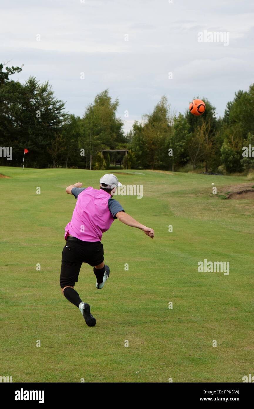 Pro di rinvio footgolfer off a UK Open 2018 Foto Stock