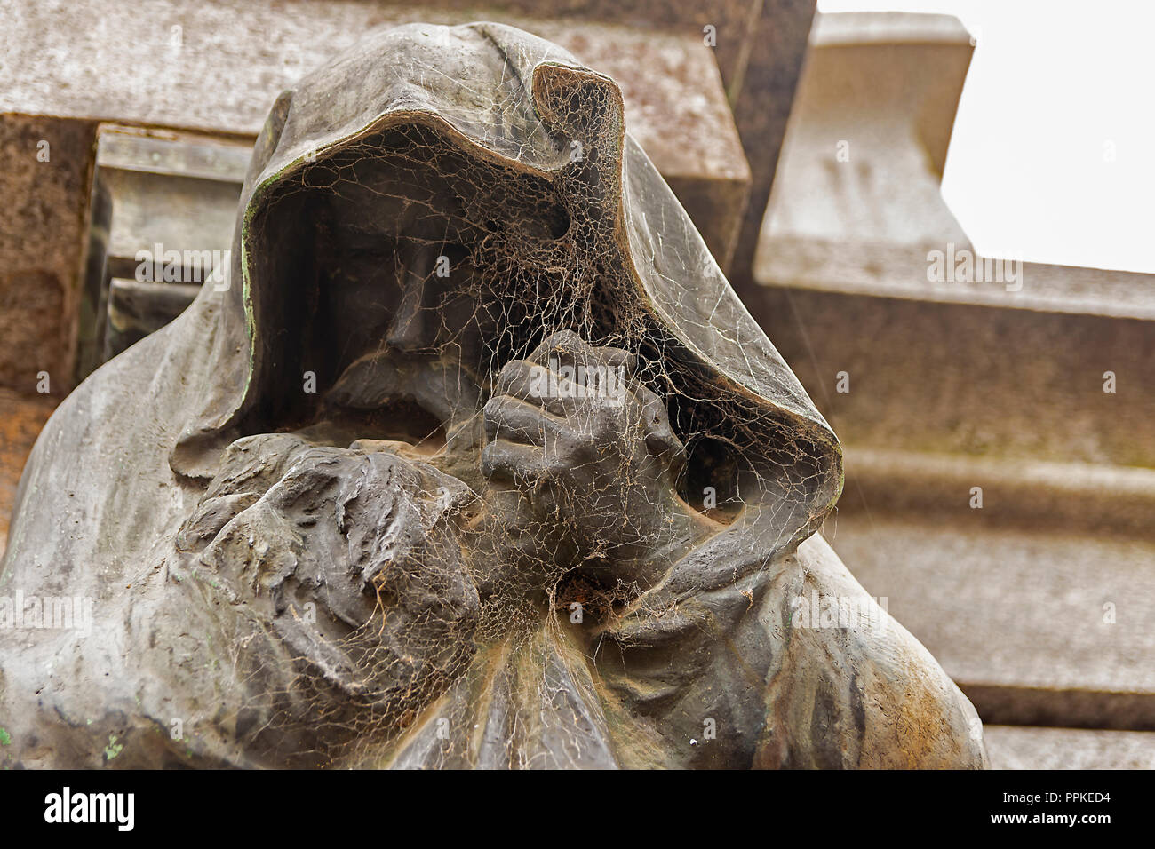 Statua di un uomo coperto di spider web nel cimitero di Buenos Aires Foto Stock