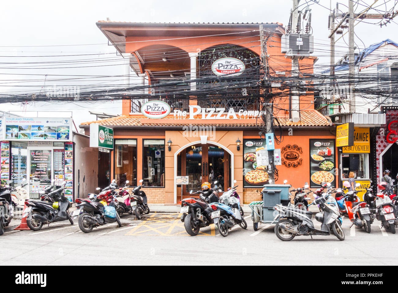 Patong, Tailandia - 9 Agosto 2018: la società produttrice di pizza ristorante. Il ristorante è parte di una catena che serve e la consegna di pizze. Foto Stock