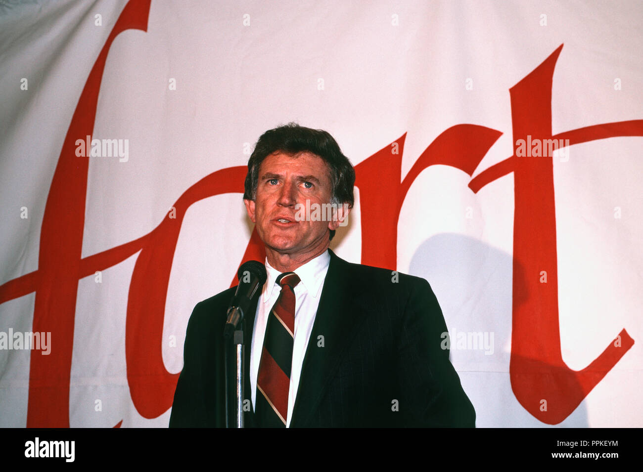 Ex senatore degli Stati Uniti Gary Hart in esecuzione per il senatore Gary Hart in esecuzione per la Democratica nomina presidenziale in 1988, a San Francisco, California Foto Stock