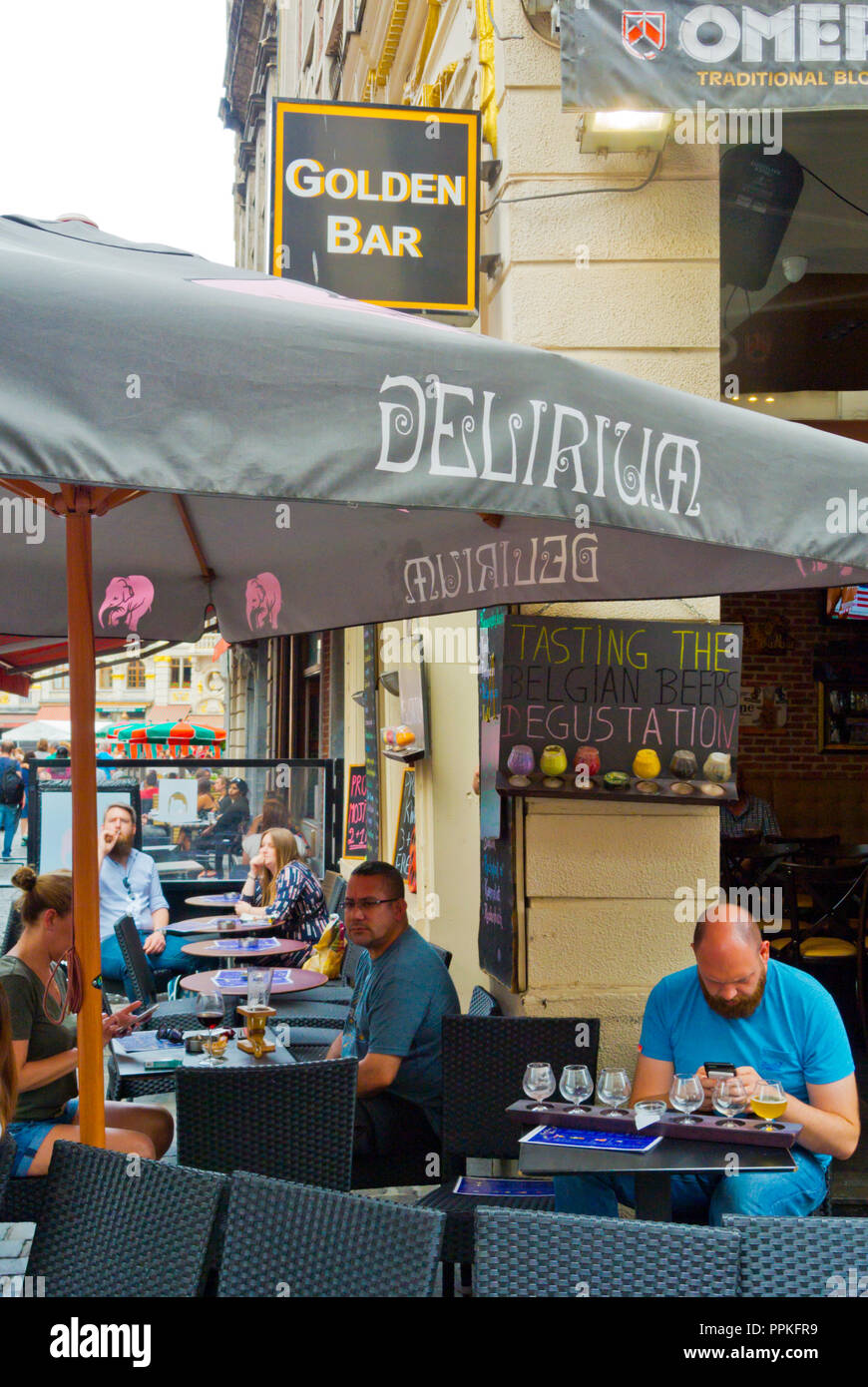 Bar terrazze, Rue des chapeliers a Rue du Marche aux Fromages, città vecchia, Bruxelles, Belgio Foto Stock