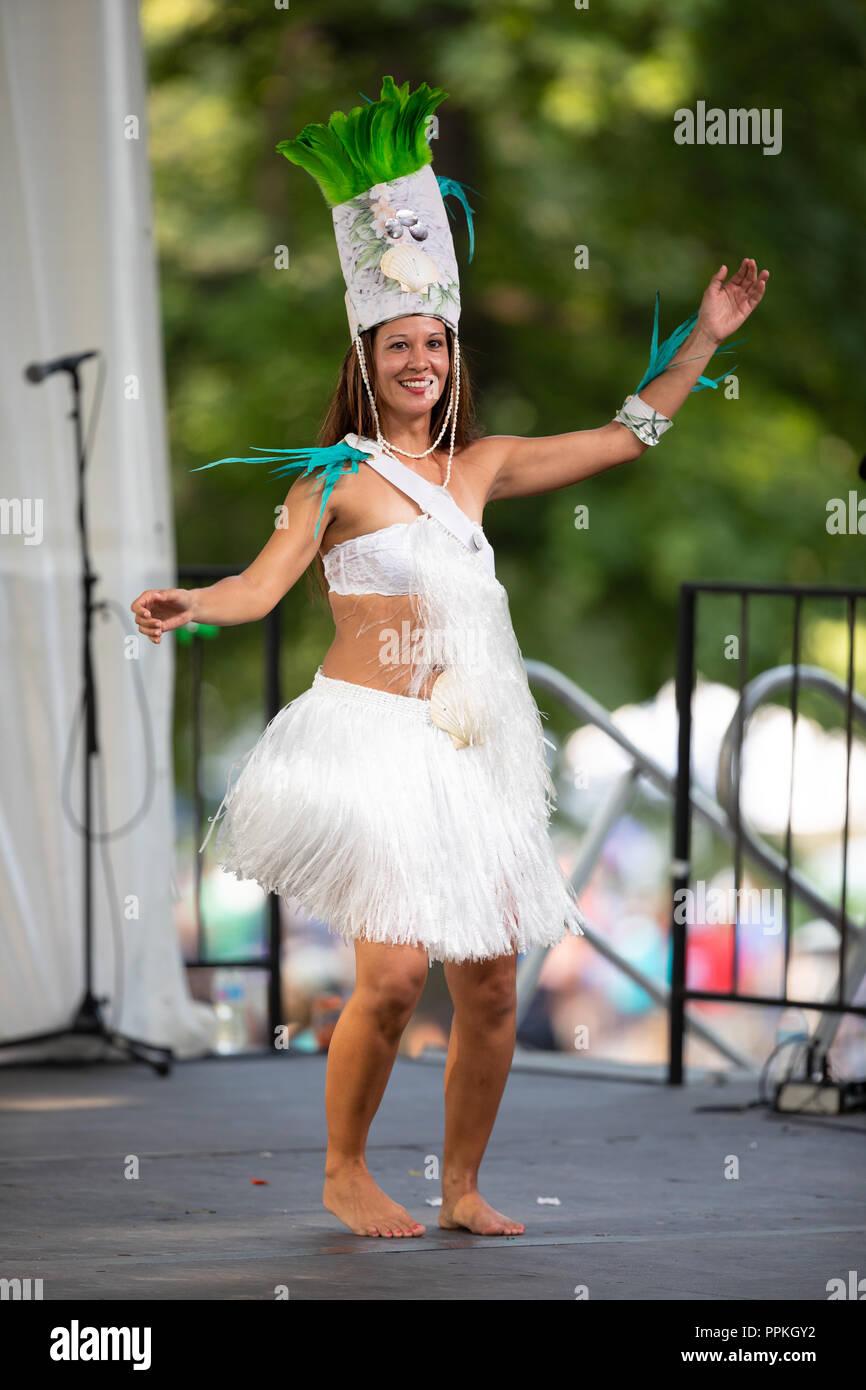Louis, Missouri negli Stati Uniti d'America - 26 agosto 2018: Il Festival delle nazioni, le donne e i bambini dal hawaiano Polynesian Revue effettuare Polynes tradizionali Foto Stock
