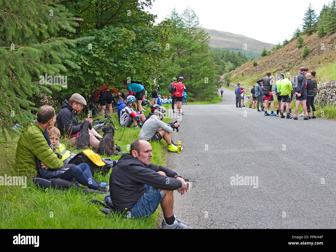 I ciclisti e gli spettatori di attendere pazientemente vicino alla parte superiore della Whinlatter Pass, Cumbria, prima che abbia inizio la fase 5 team crono, tour della Gran Bretagna 2018 Foto Stock