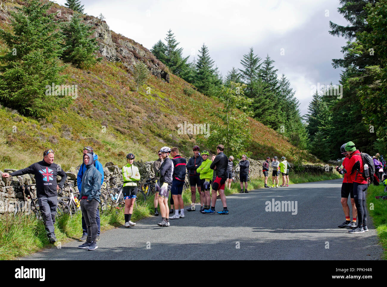 I ciclisti e gli spettatori di attendere pazientemente vicino alla parte superiore della Whinlatter Pass, Cumbria, prima che abbia inizio la fase 5 team crono, tour della Gran Bretagna 2018 Foto Stock