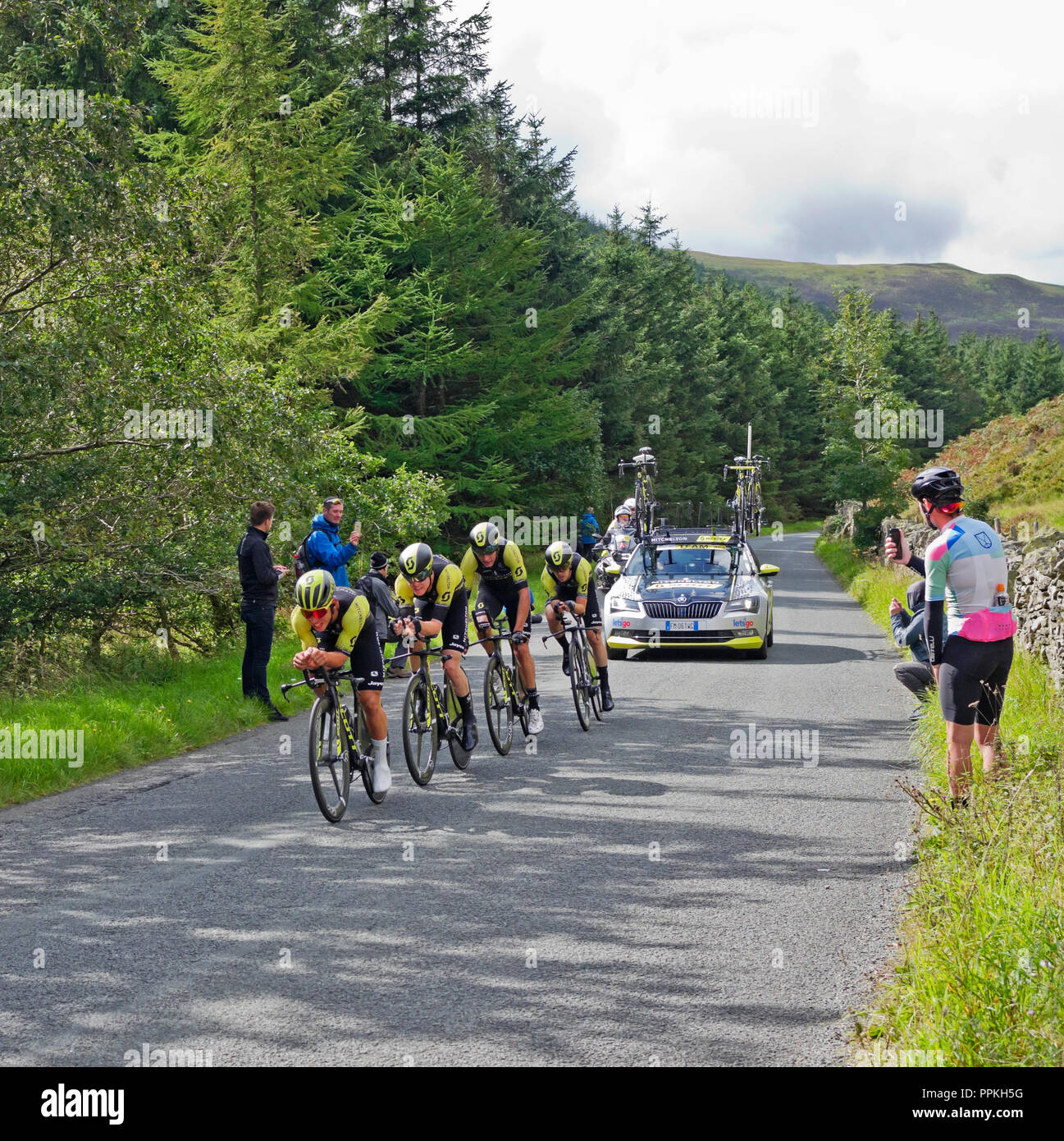 Fase 5 tour della Gran Bretagna 2018, team crono, Pass Whinlatter Cumbria. Caleb Ewan porta il team Michelton Scott sull'ultimo tratto della salita. Foto Stock