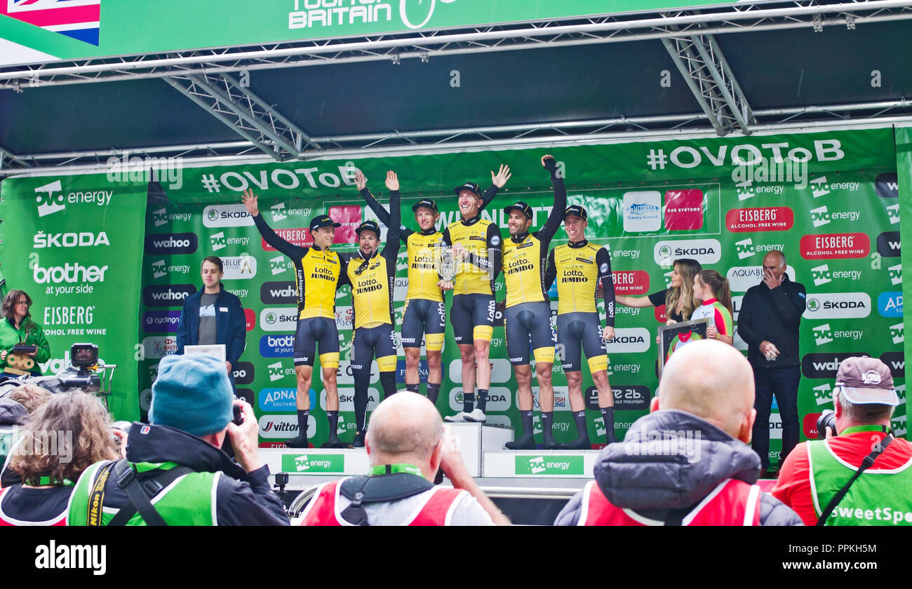 Tour della Gran Bretagna 2018. Fase 5 Team Crono vincitori Lotto NL Jumbo sul podio a Whinlatter Visitor Center nella parte anteriore del Tour ufficiale Fotografi. Foto Stock