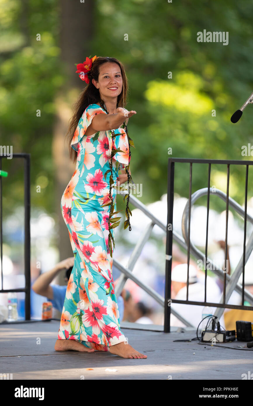 Louis, Missouri negli Stati Uniti d'America - 26 agosto 2018: Il Festival delle nazioni, le donne e i bambini dal hawaiano Polynesian Revue effettuare Polynes tradizionali Foto Stock