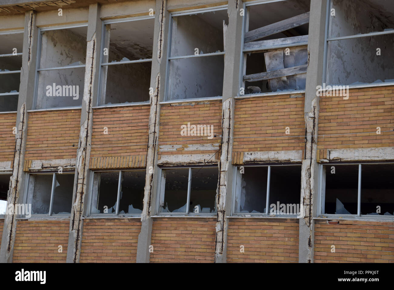 Vecchia fabbrica abbandonata in Sardegna, perso il posto facciata in fabbrica, finestre rotte facciata della casa Foto Stock