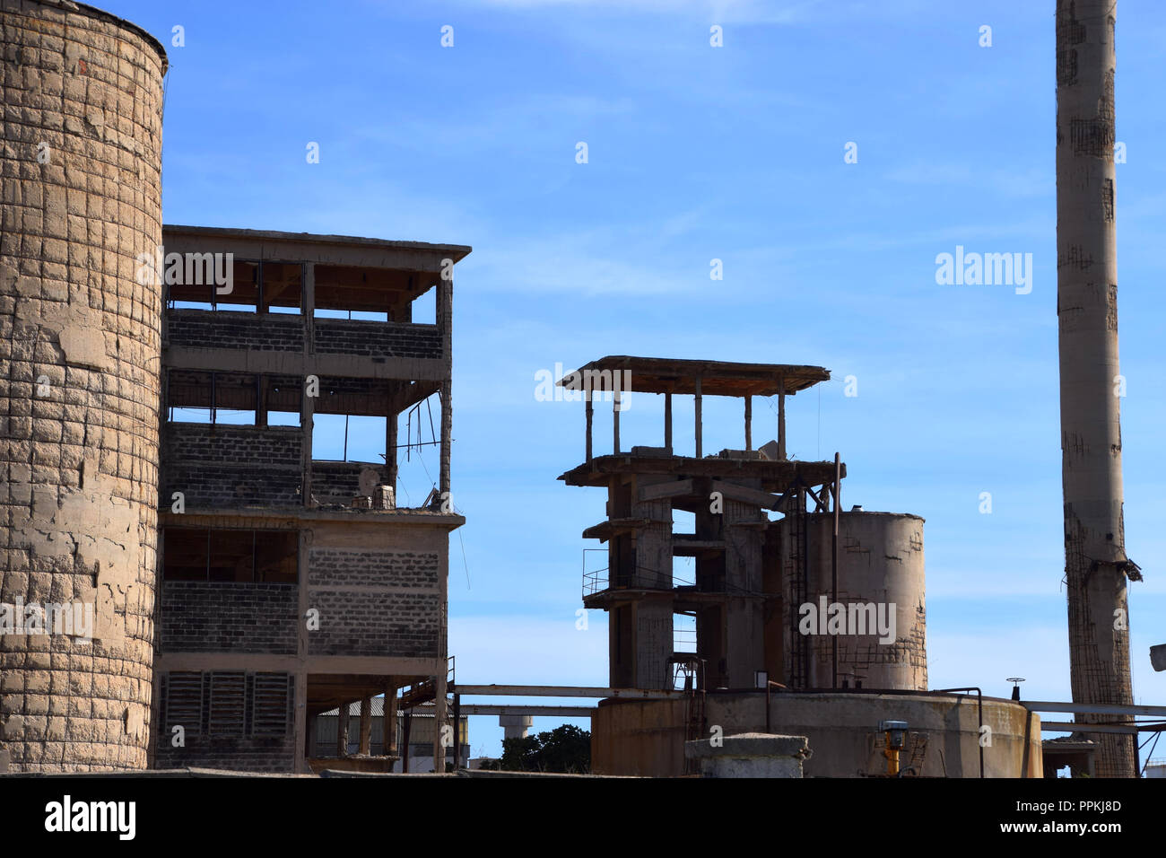 Fatiscenti vecchia area di fabbrica, la vecchia fabbrica abbandonata in Sardegna, perso il posto facciata di fabbrica Foto Stock