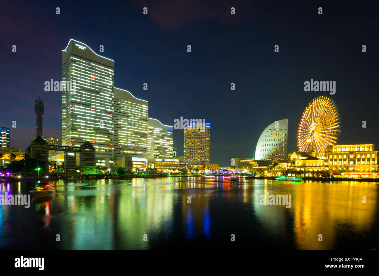 La bellissima skyline di Yokohama e Yokohama waterfront presso Minato-Mirai e il Cosmo orologio 21 ruota panoramica Ferris Yokohama, nella prefettura di Kanagawa, Giappone. Foto Stock