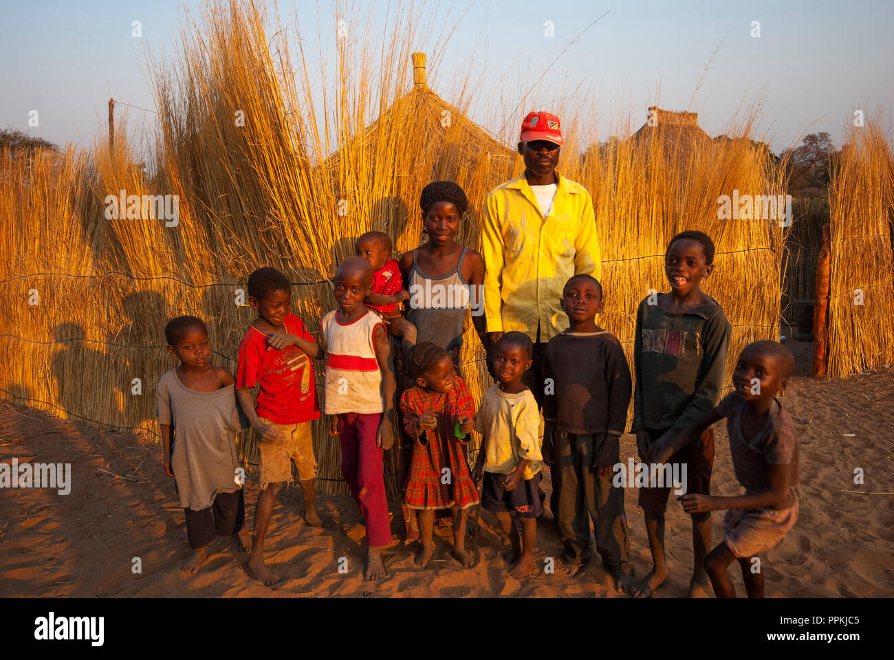 Famiglia africana di fronte la sua casa sopra la Caprivi Strip, Namibia settentrionale Foto Stock