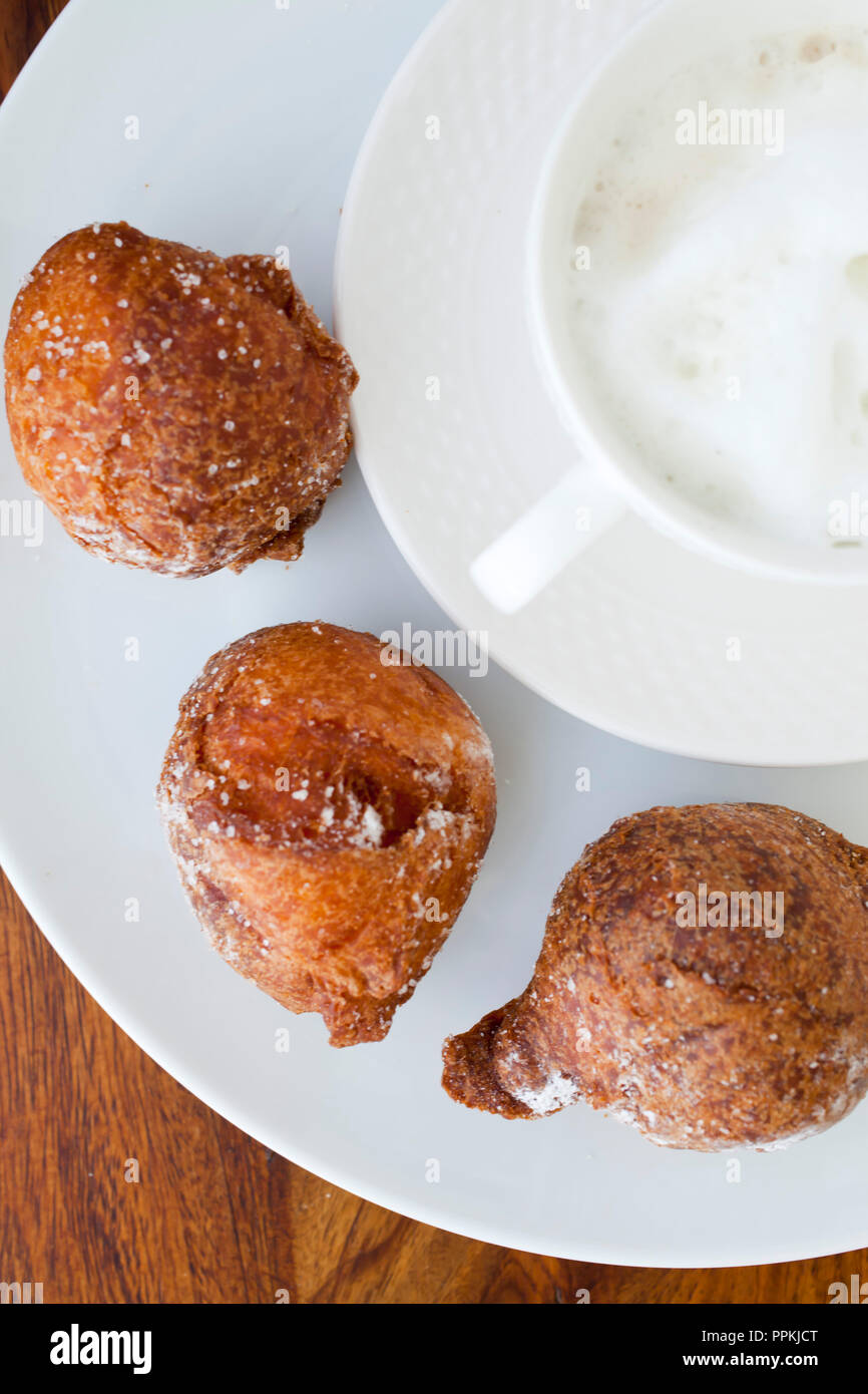 Il cappuccino del mattino con deliziosi muffin Foto Stock