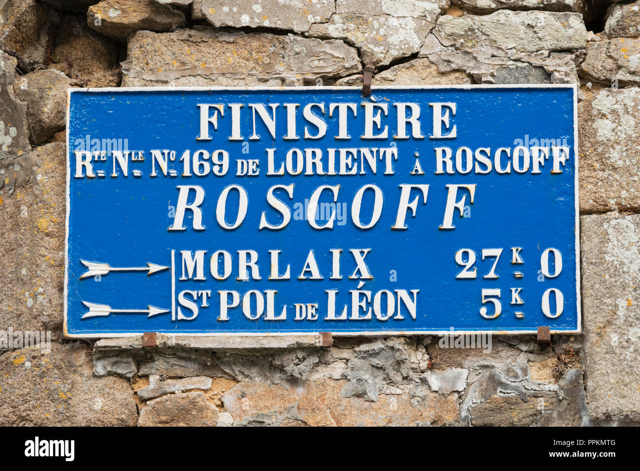 Vecchia strada segno a Roscoff, Bretagna Francia Foto Stock