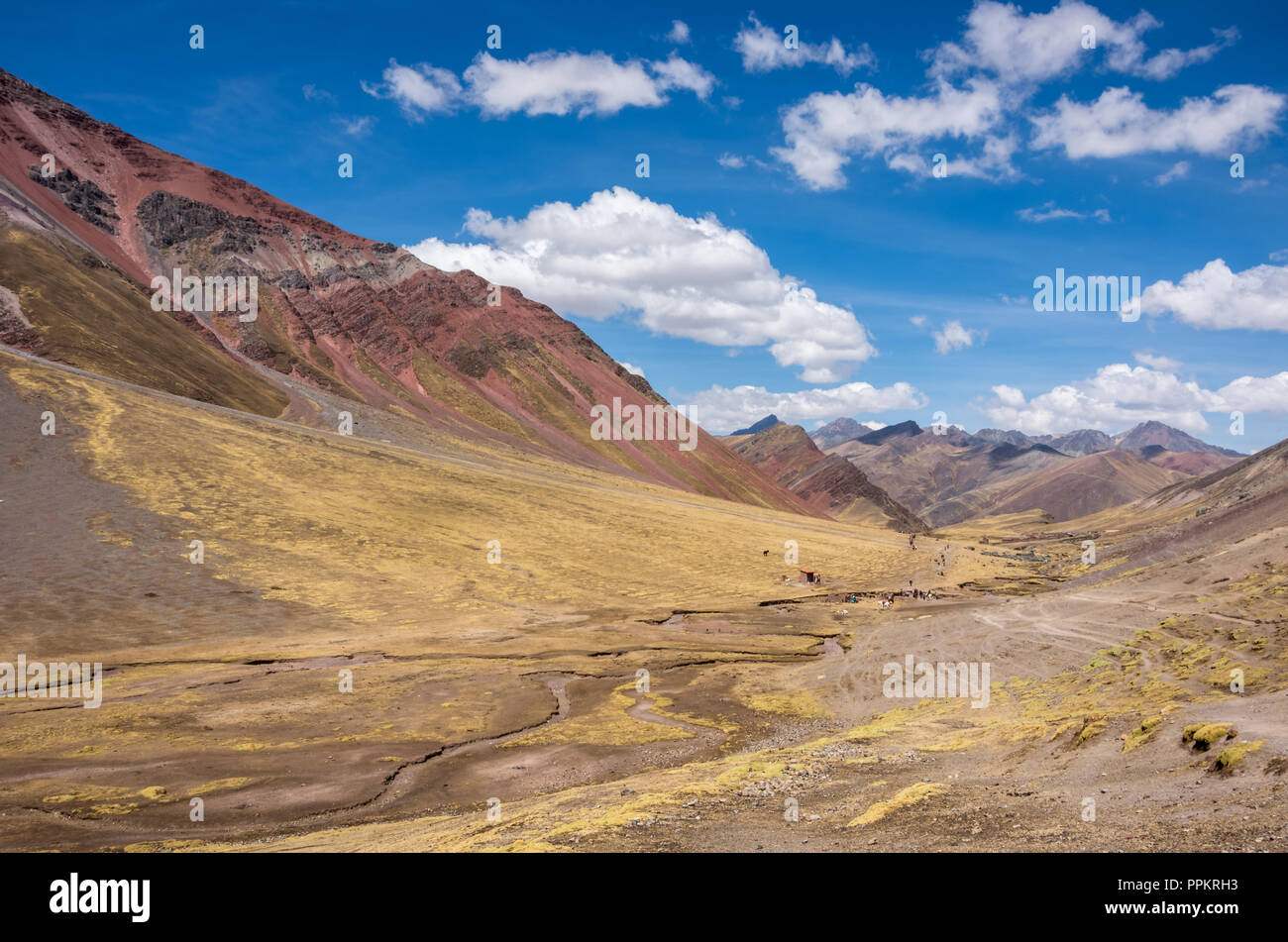 Paesaggio andino sulla via del ritorno dal Rainbow montagne, Ande del Perù. Foto Stock