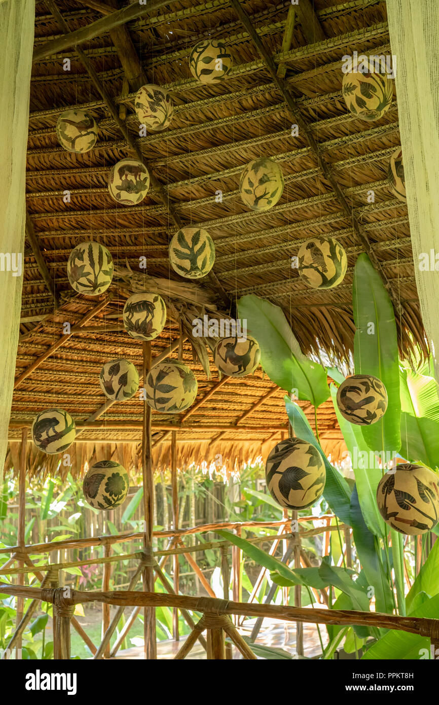 Nauta, Perù, Sud America. Decorate lanterne appese una treccia palm tetto di paglia. (Per solo uso editoriale) Foto Stock