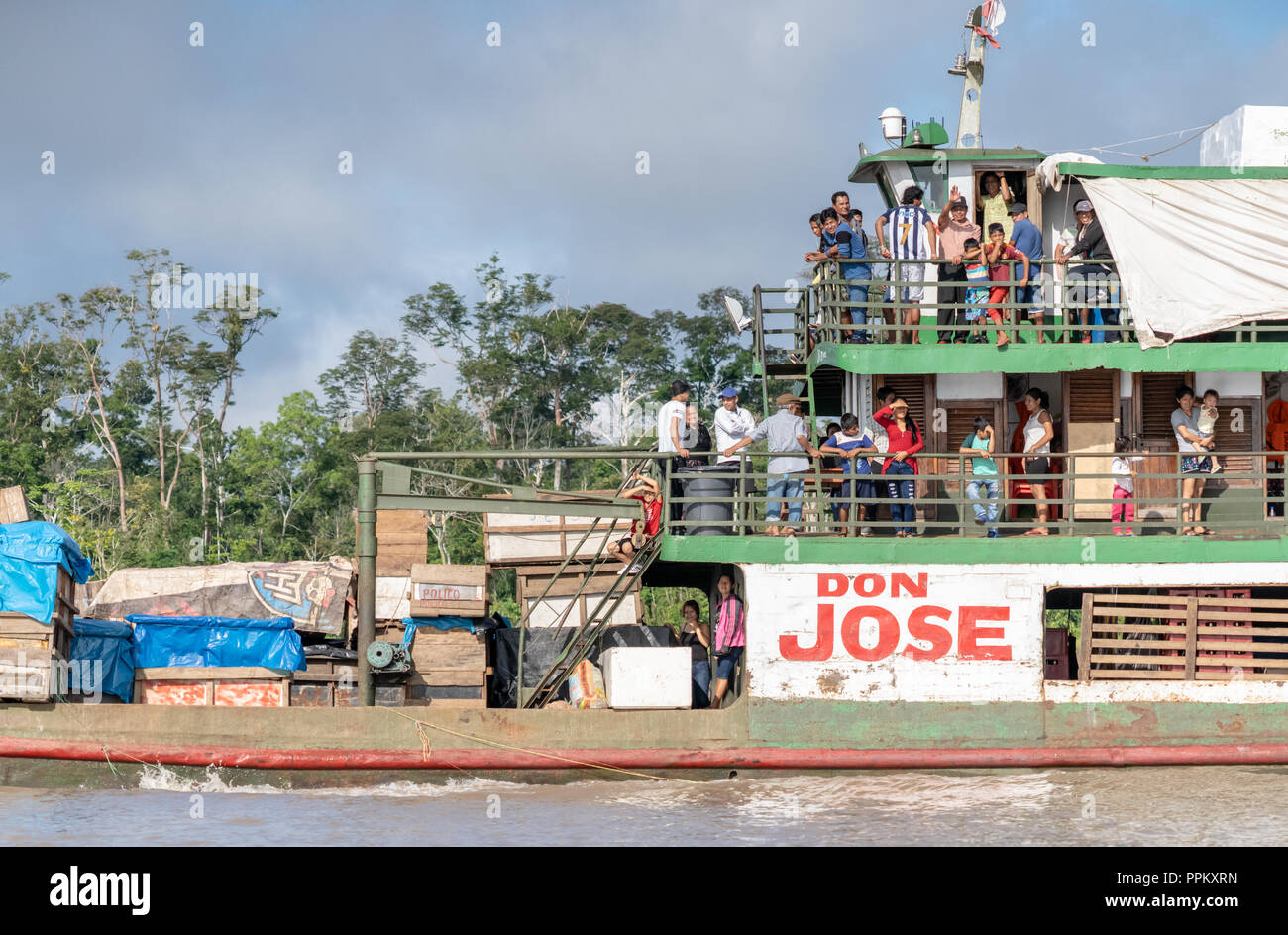 Pacaya Samiria Riserva, Perù, Sud America. Traghetto sul fiume Ucayali prendendo le persone e i loro prodotti da vendere al mercato. (Per editoriale u Foto Stock