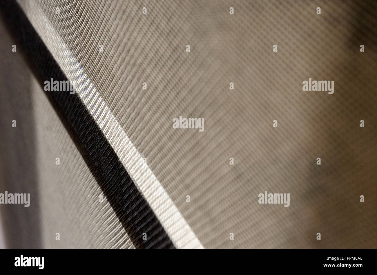 Abstract. chiudere un pezzo di zanzariera sulla finestra della casa. bokeh di fondo Foto Stock