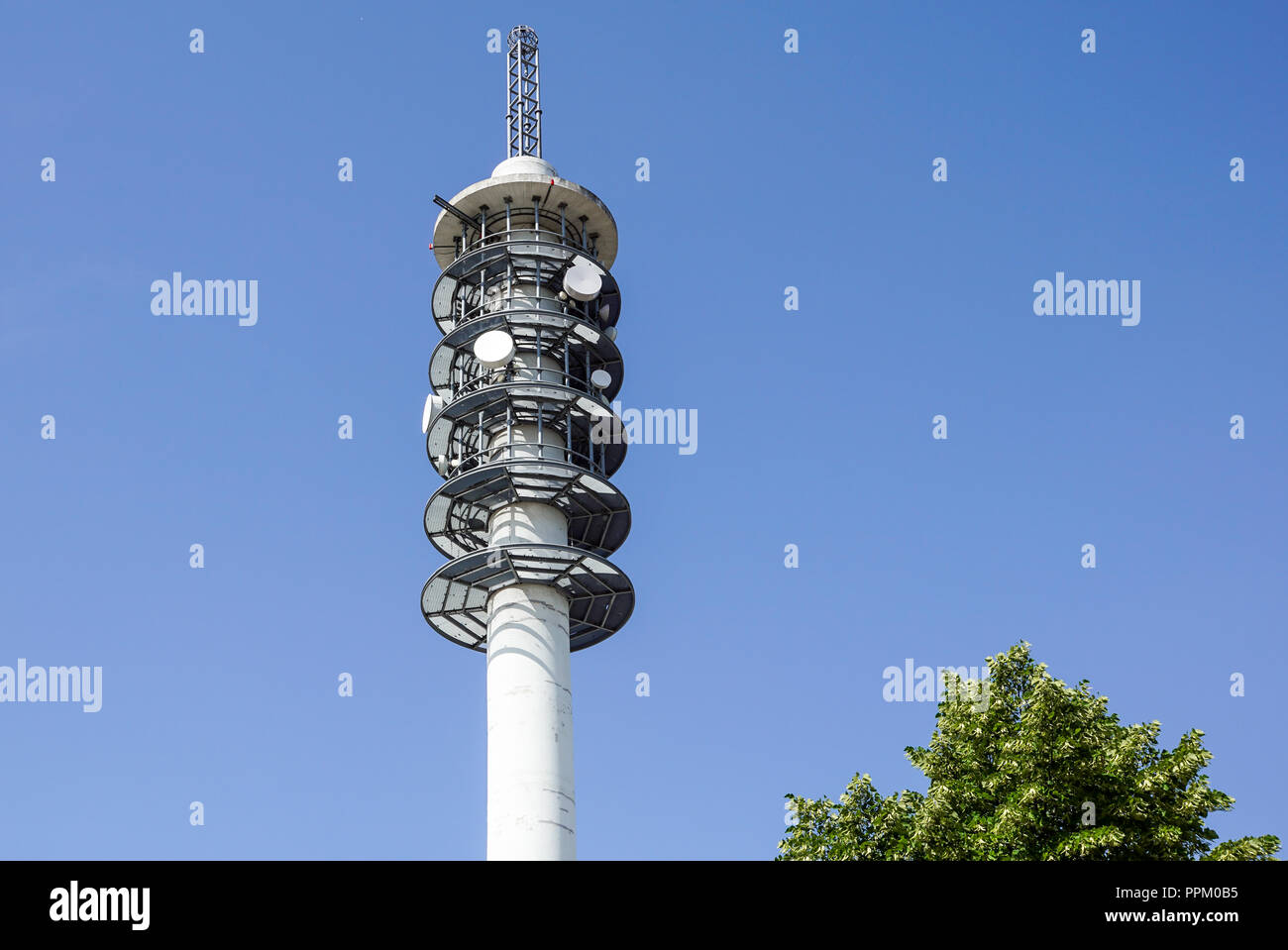 Torre per antenna,antenna tower building con il blu del cielo. Close-up dell'antenna edificio con il cielo dello sfondo. Foto Stock