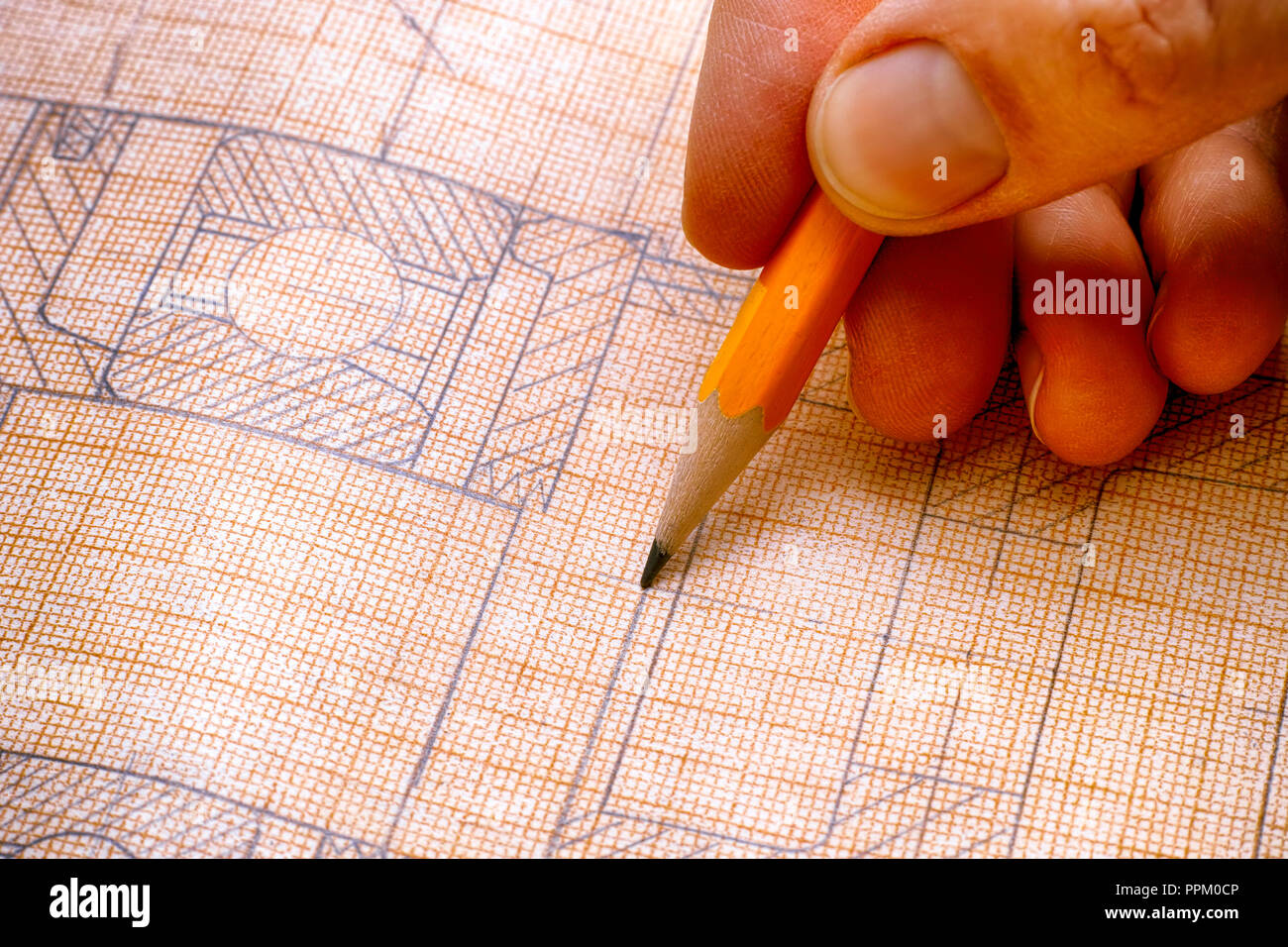 Persona mano con matita e disegno tecnico. Close-up. Foto Stock
