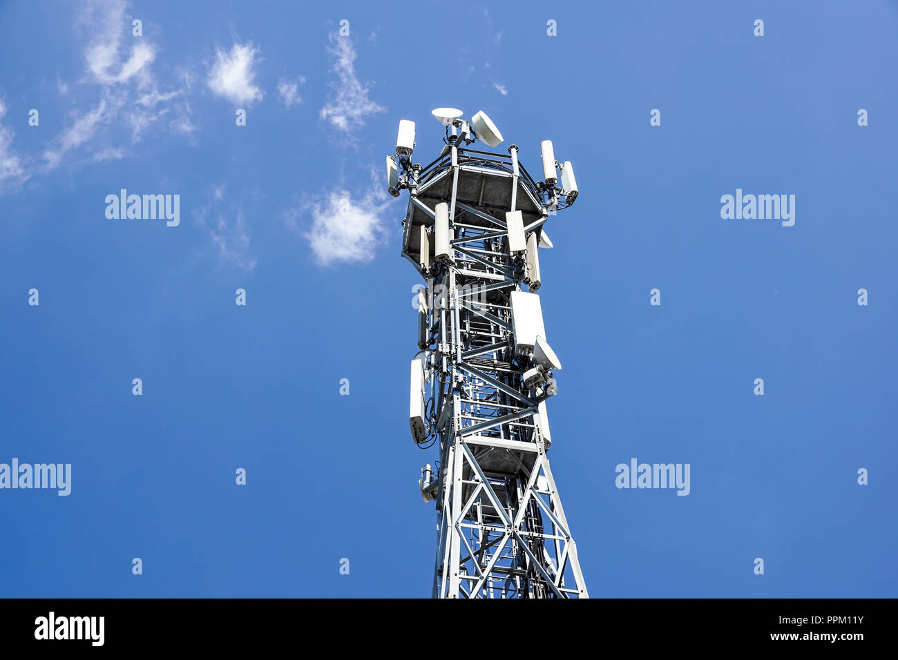Torre per antenna,antenna tower building con il blu del cielo. Close-up dell'antenna edificio con il cielo dello sfondo. Foto Stock