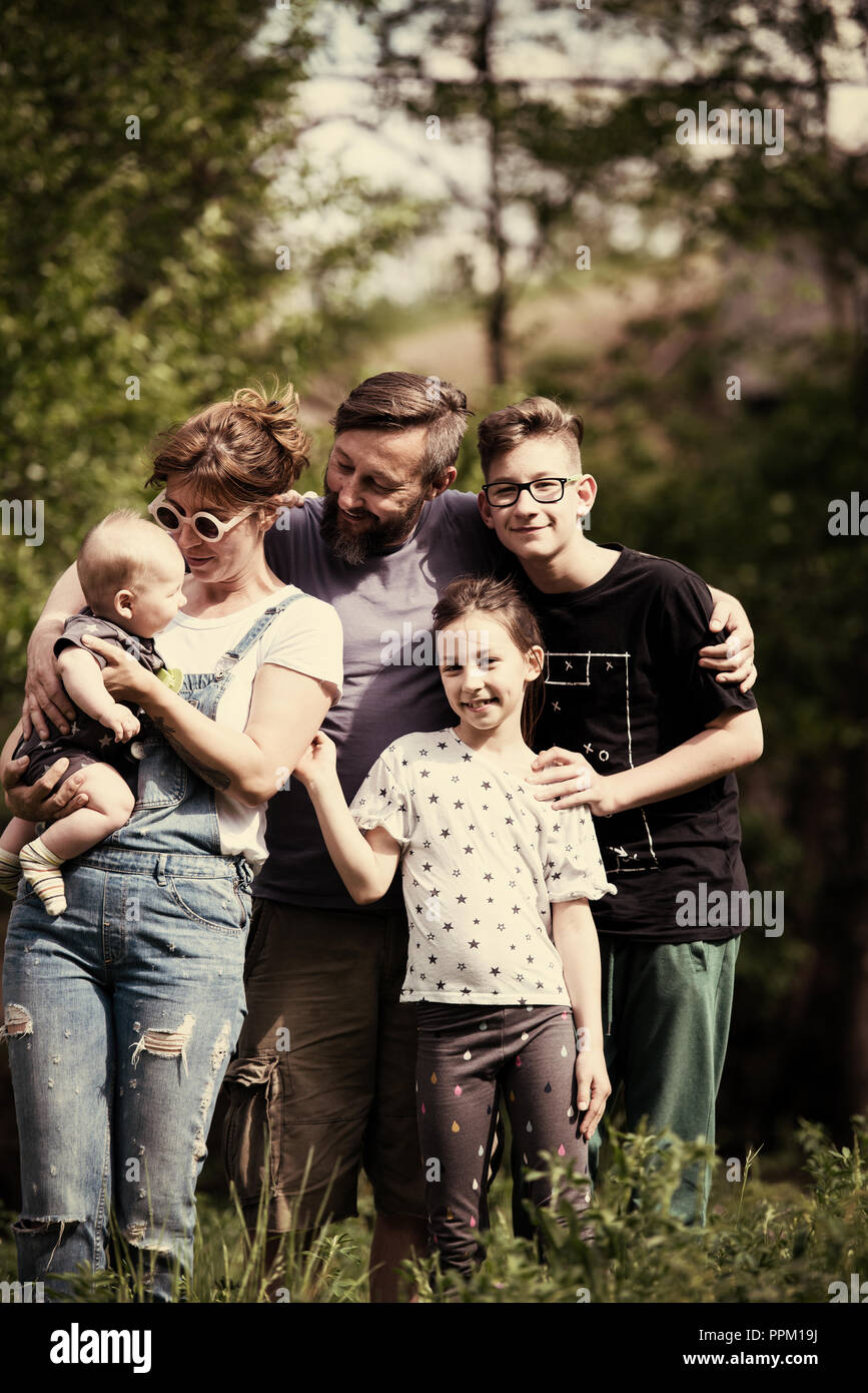 Ritratto di felice giovani tanga grande famiglia pur avendo attrezzate e tempo di divertimento nella natura Foto Stock