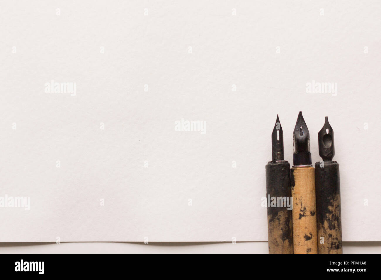 Un vecchio pennino penne, un foglio di testurizzato, acquerello su carta di cotone con posto per testo, invito, Lettera, poesia. Foto Stock