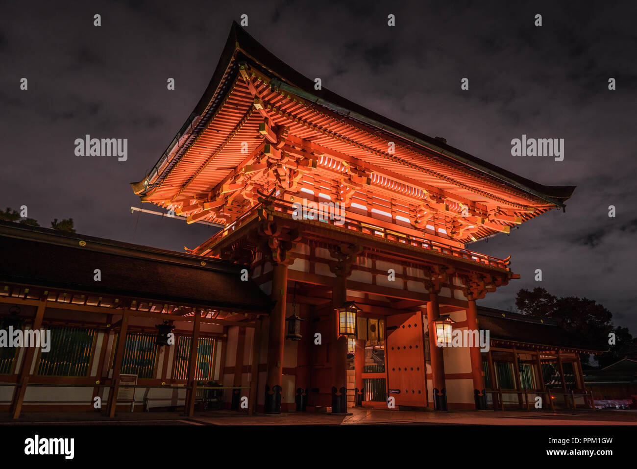 Fushimi Inari shrine in Kyoto illuminata di notte Foto Stock