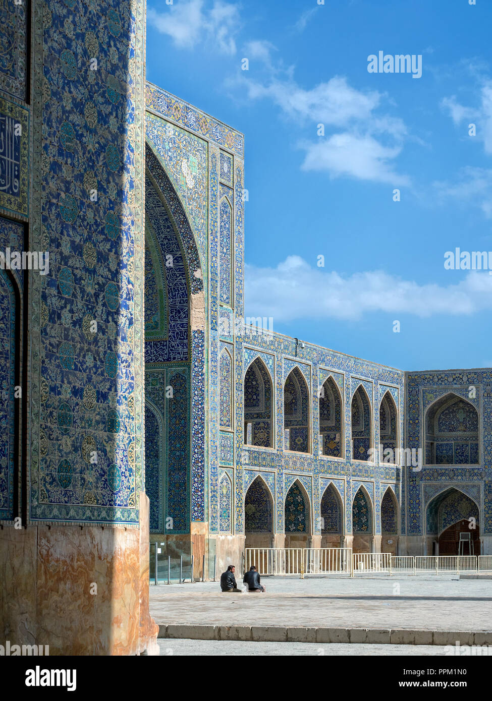 Isfahan, Iran - Marzo 3, 2017 : due uomini seduti nel cortile della Moschea Shah, noto anche come Imam moschea. Si tratta di un patrimonio mondiale dell UNESCO Foto Stock