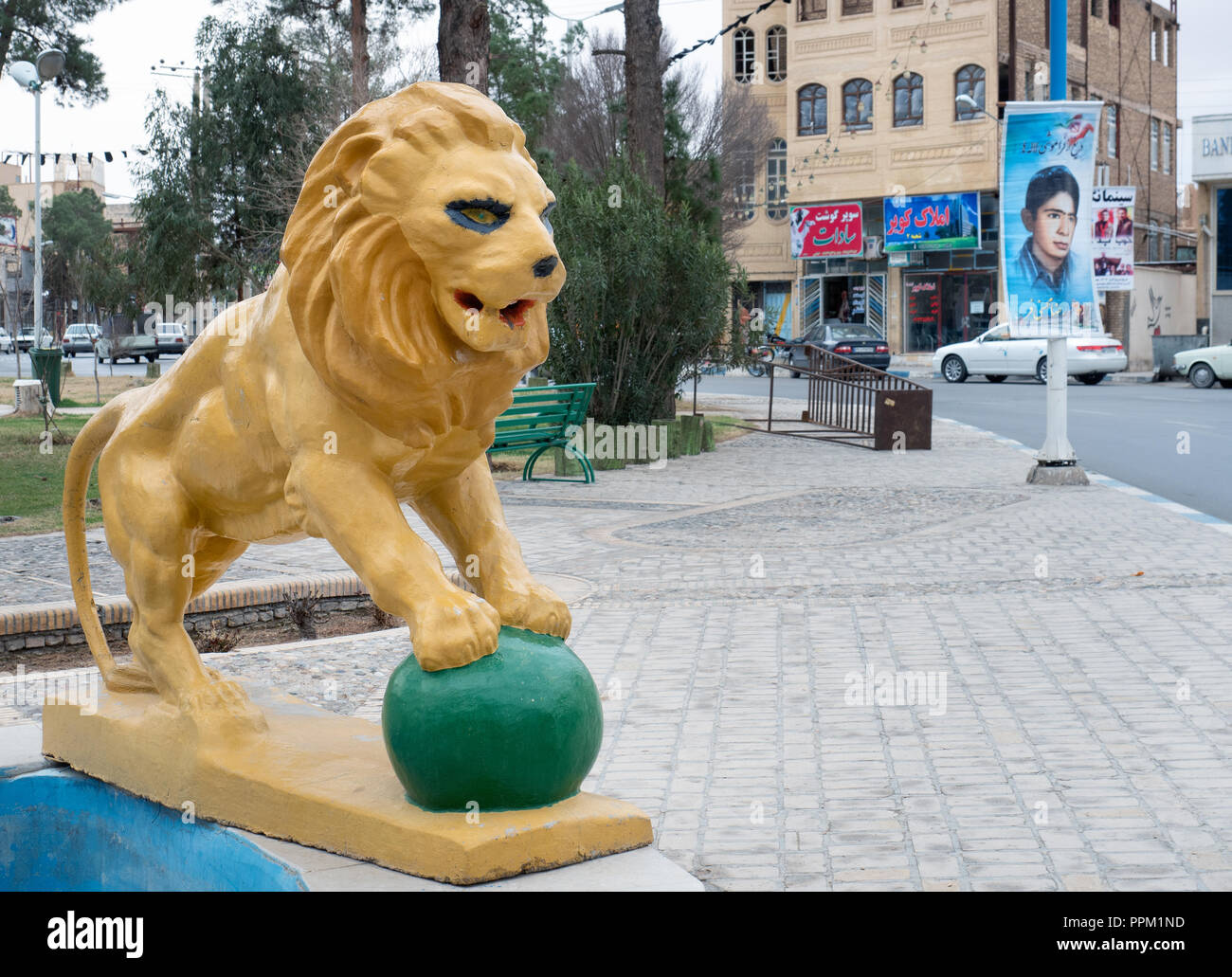 Meybod, Iran - Marzo 6, 2017 : Golden Lion scultura nel centro della citta'. Meybod è una delle principali città deserta in Yazd provincia. Foto Stock