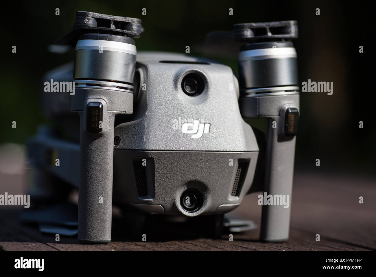 Vicino la vista posteriore di una DJI ultima Mavic 2 pro drone Foto Stock