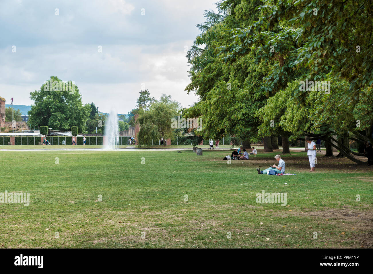 Trier,germania,17-aug-2018:persone sedute e releax nel parco della città della città tedesca di Treviri, Treviri è una città vecchia di epoca romana con il lotto di cultrure e parchi verdi anche Foto Stock