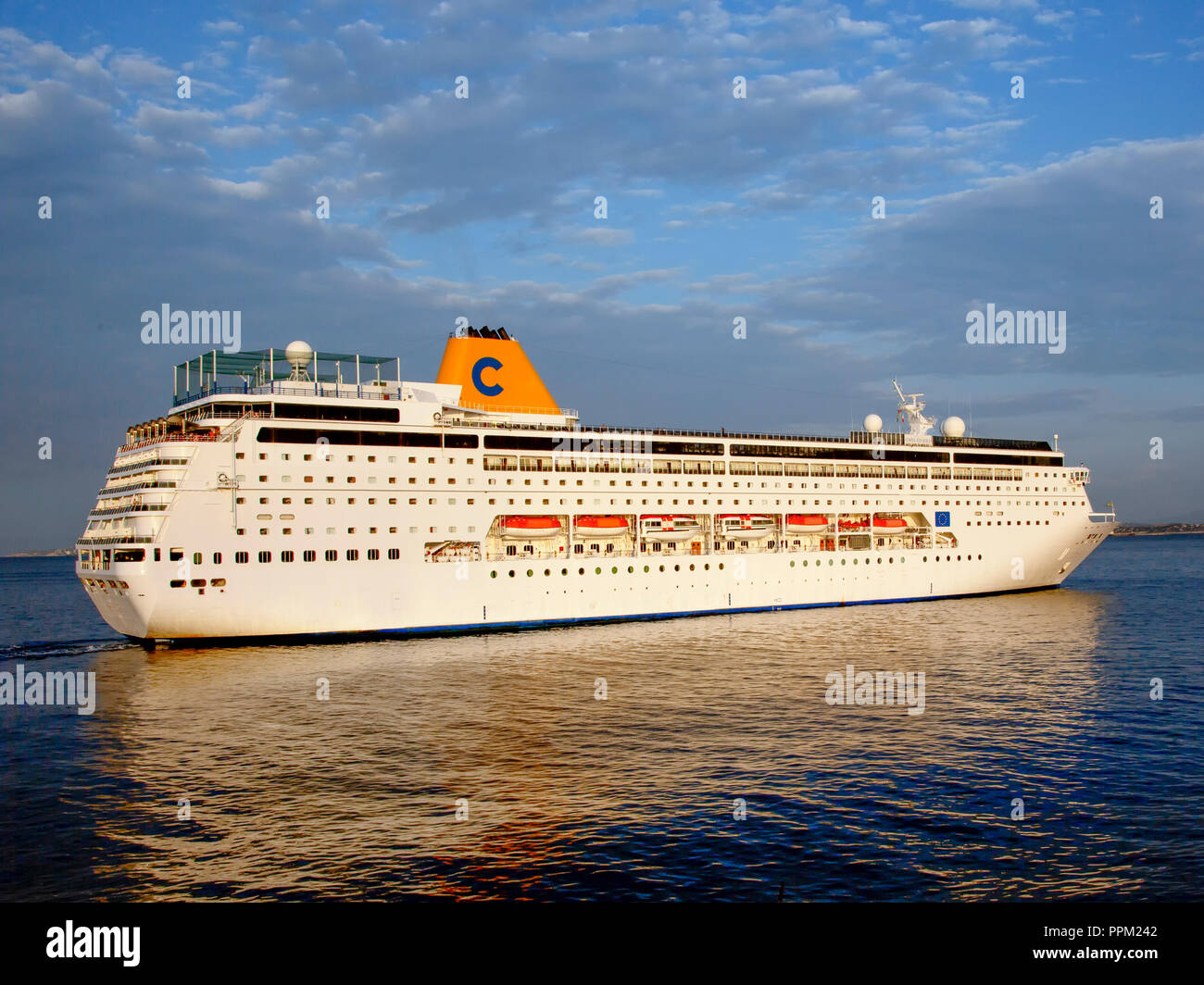 La nave da crociera Costa neoRiviera avvicinandosi al porto del Pireo in  Grecia Foto stock - Alamy