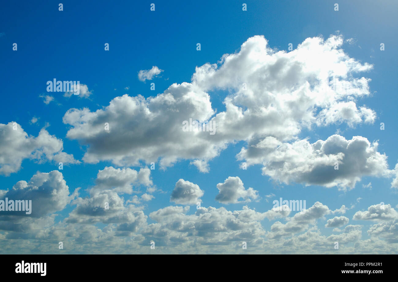 Nuvole nel cielo. Aveiro, Portogallo Foto Stock