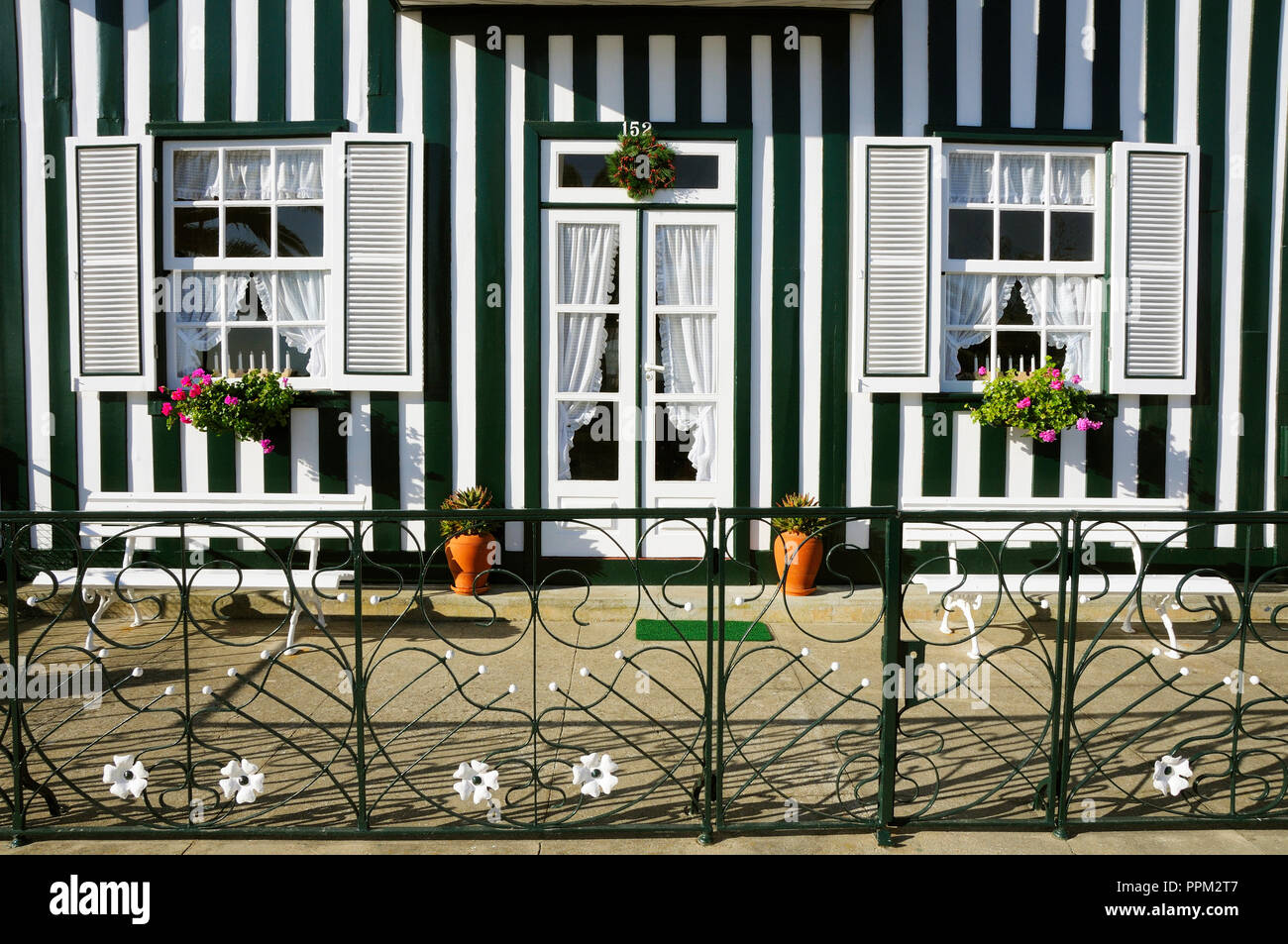 Striping tradizionali case dipinte nel piccolo villaggio sul mare della Costa Nova, Portogallo Foto Stock