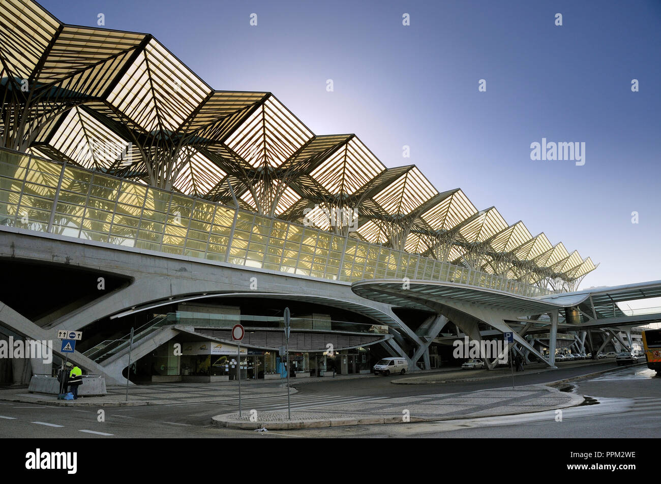 Oriente stazione ferroviaria (Gare do Oriente), progettato dall'architetto Santiago Calatrava. Lisbona, Portogallo Foto Stock