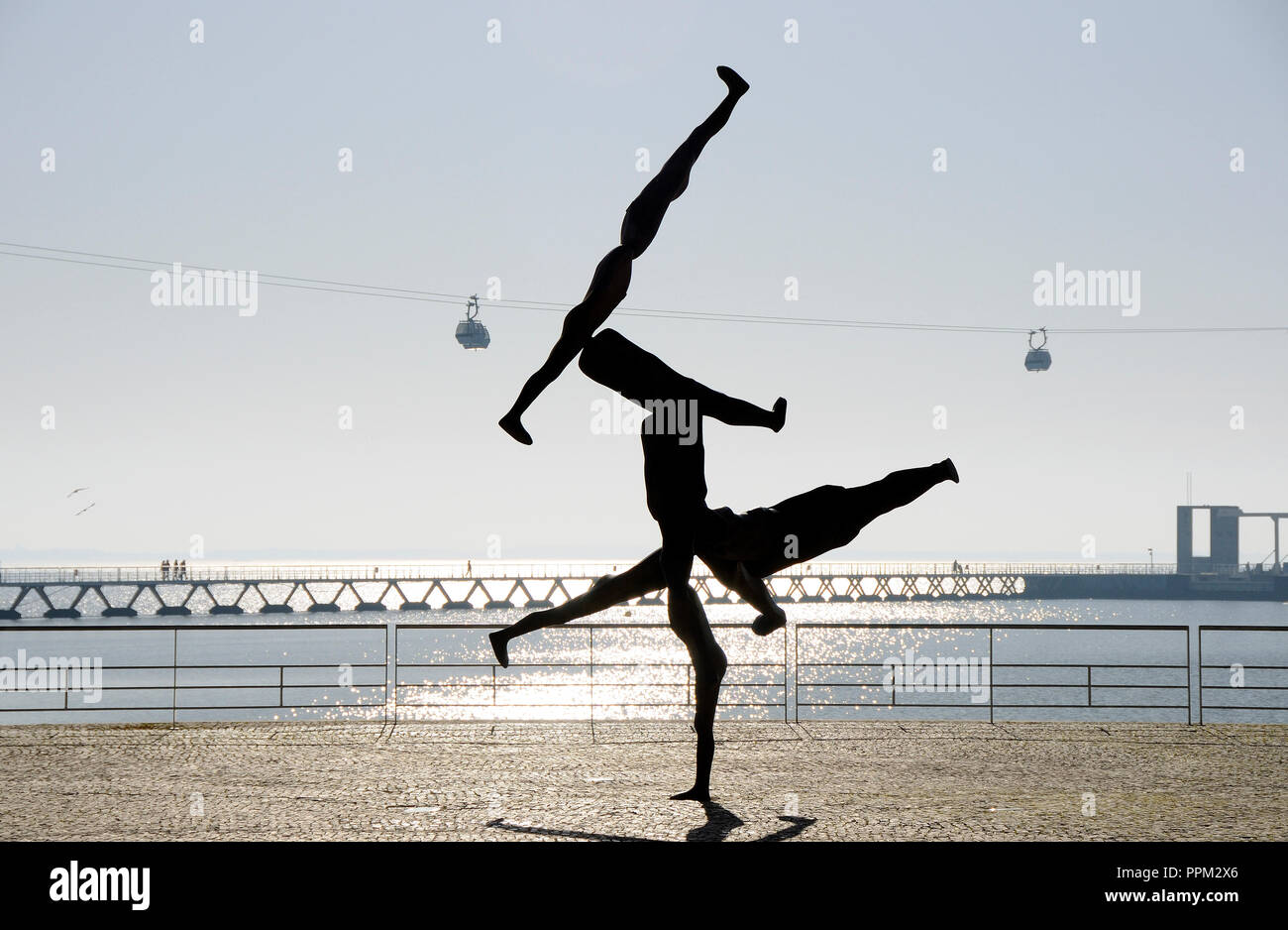 Il rizoma II scultura di Antony Gormley. Arte di strada al Parque das Nações. Lisbona, Portogallo Foto Stock