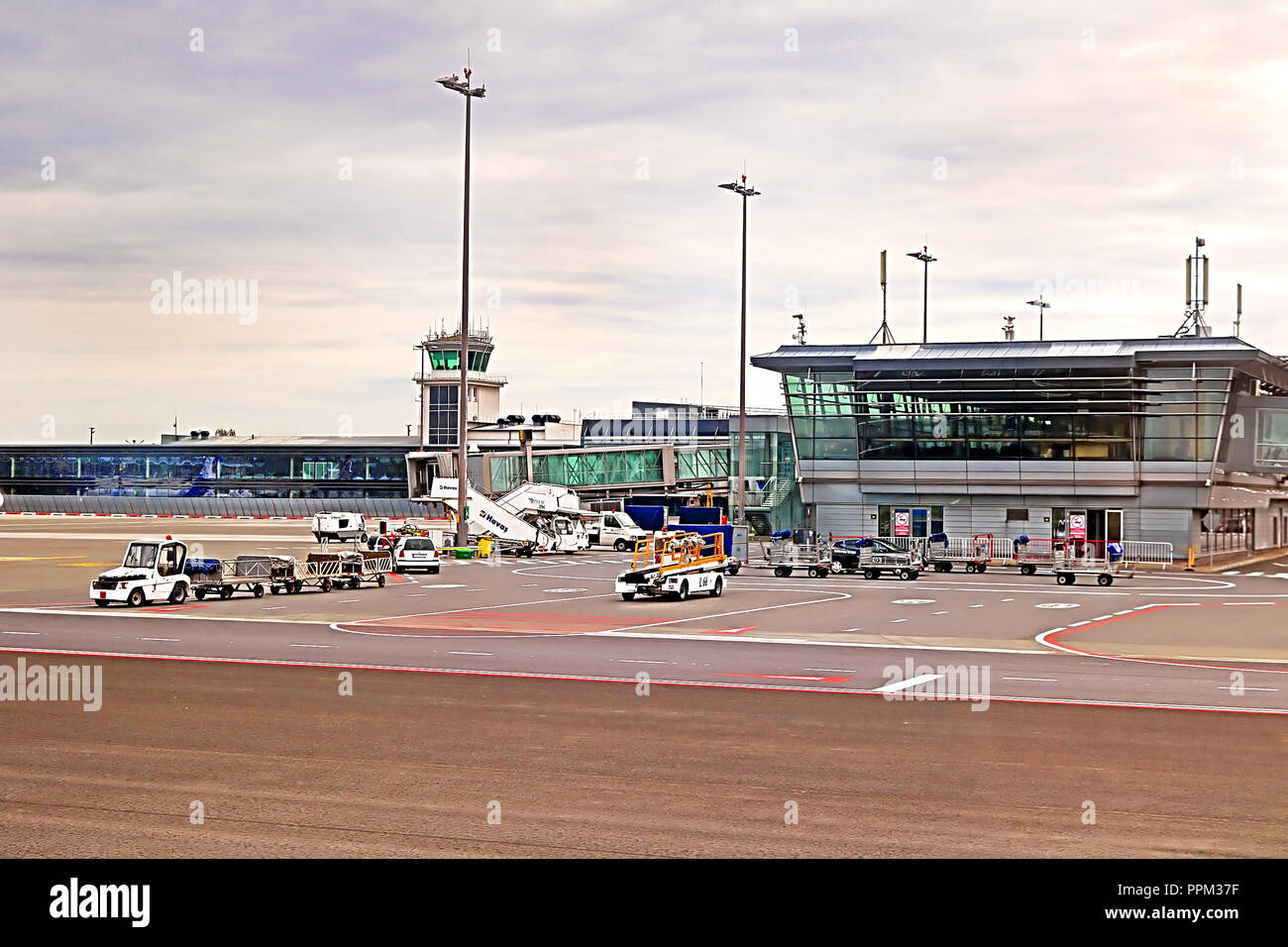 RIGA, Lettonia - 28 agosto 2018: vista dell'aeroporto internazionale di Riga (RIX) al mattino Foto Stock