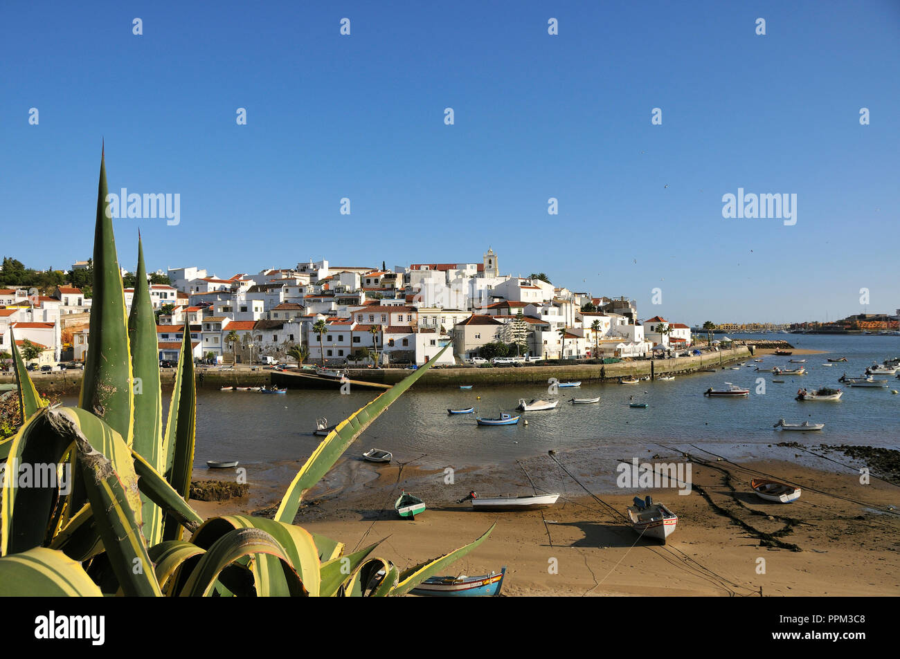 Ferragudo, un piccolo villaggio di pescatori. Algarve Portogallo Foto Stock
