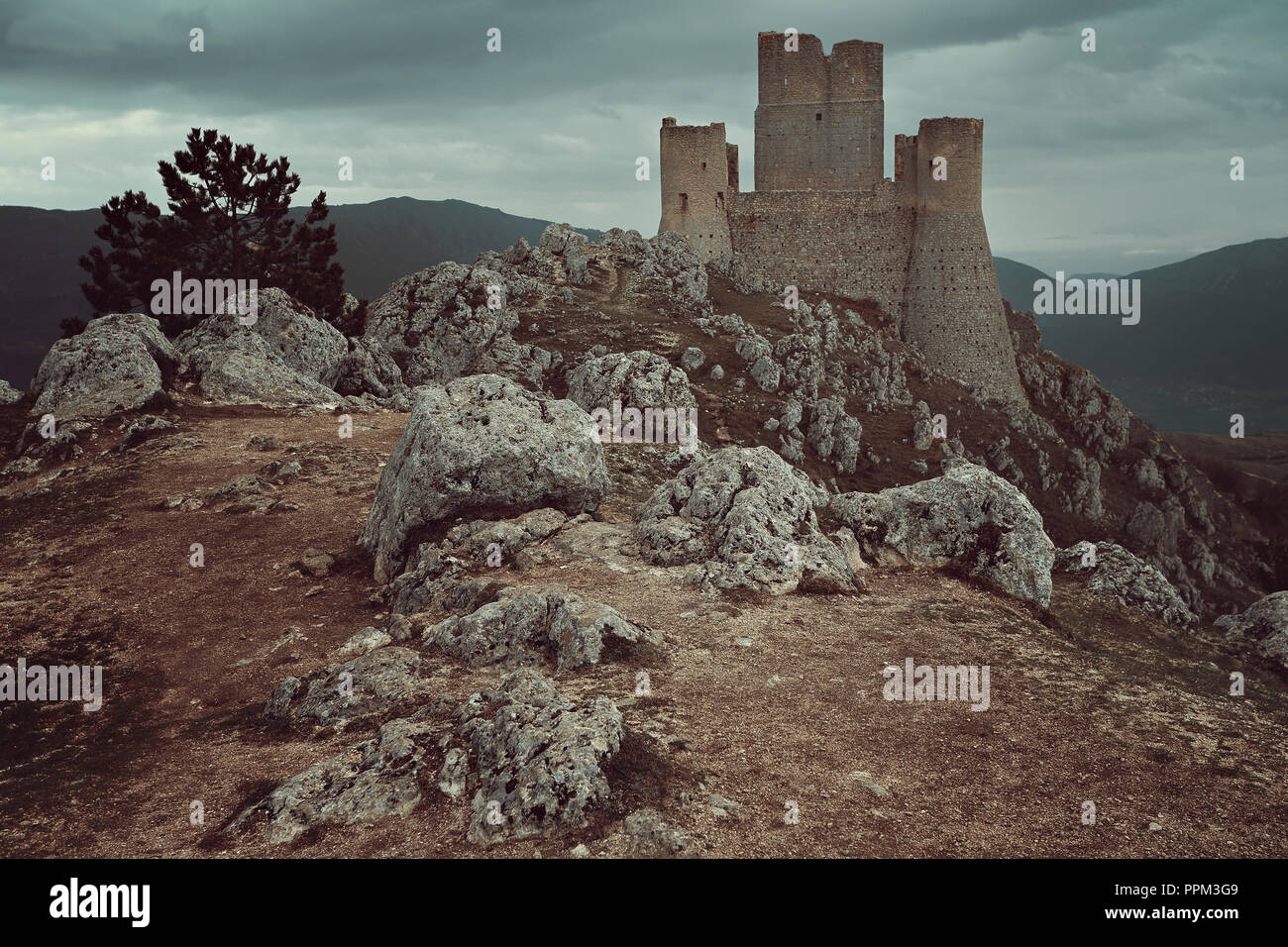 Alta castello di Calascio. Abruzzo, Italia Foto Stock