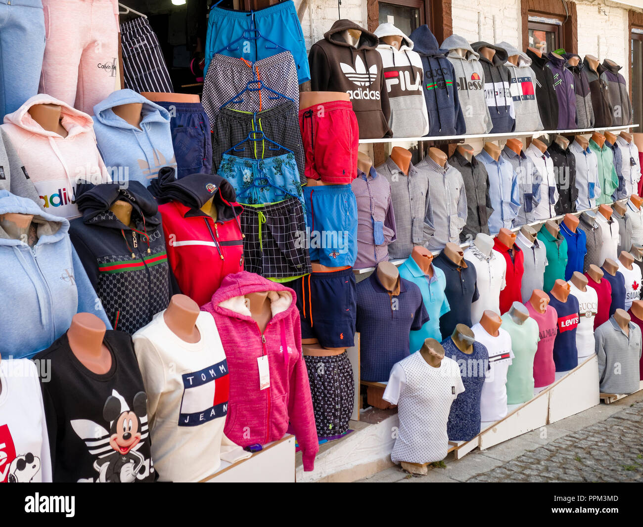 Vestiti falsi immagini e fotografie stock ad alta risoluzione - Alamy