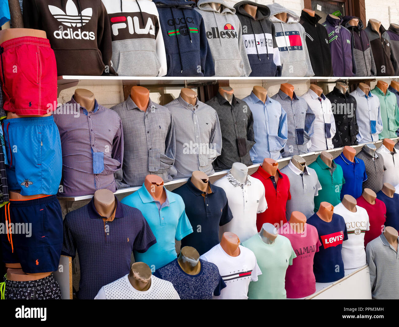 Merci contraffatte o falsi abbigliamento di marca per la vendita al di  fuori del negozio nella trafficata area portuale di Kalkan Foto stock -  Alamy