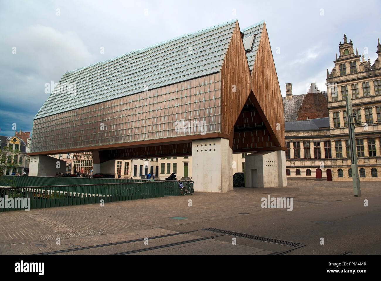 Nuovo mercato hall di Gand, che sembra un innalzarsi fienile e un ventunesimo secolo panno hall, è stato costruito per assomigliare esattamente questo. Foto Stock