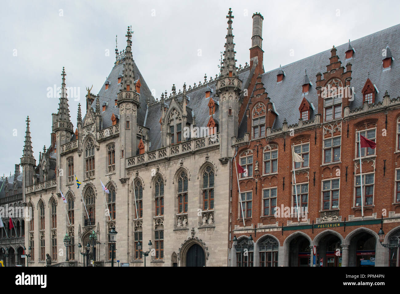 Il governo provinciale di palazzo sulla piazza del mercato di Bruges è il primo luogo di incontro per il governo provinciale della Fiandra occidentale. Foto Stock