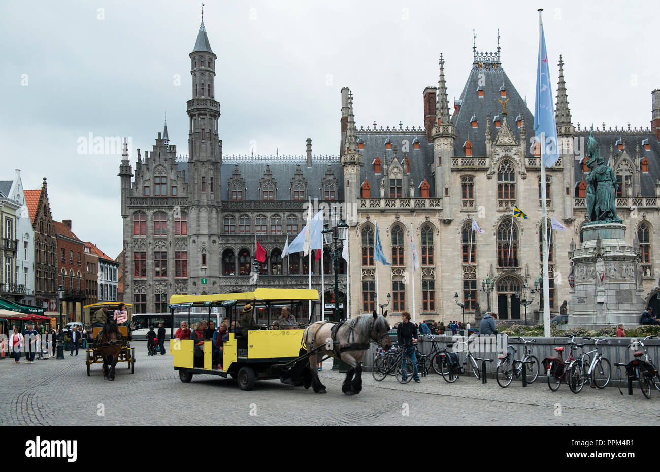 Il governo provinciale di palazzo sulla piazza del mercato di Bruges è il primo luogo di incontro per il governo provinciale della Fiandra occidentale. Foto Stock