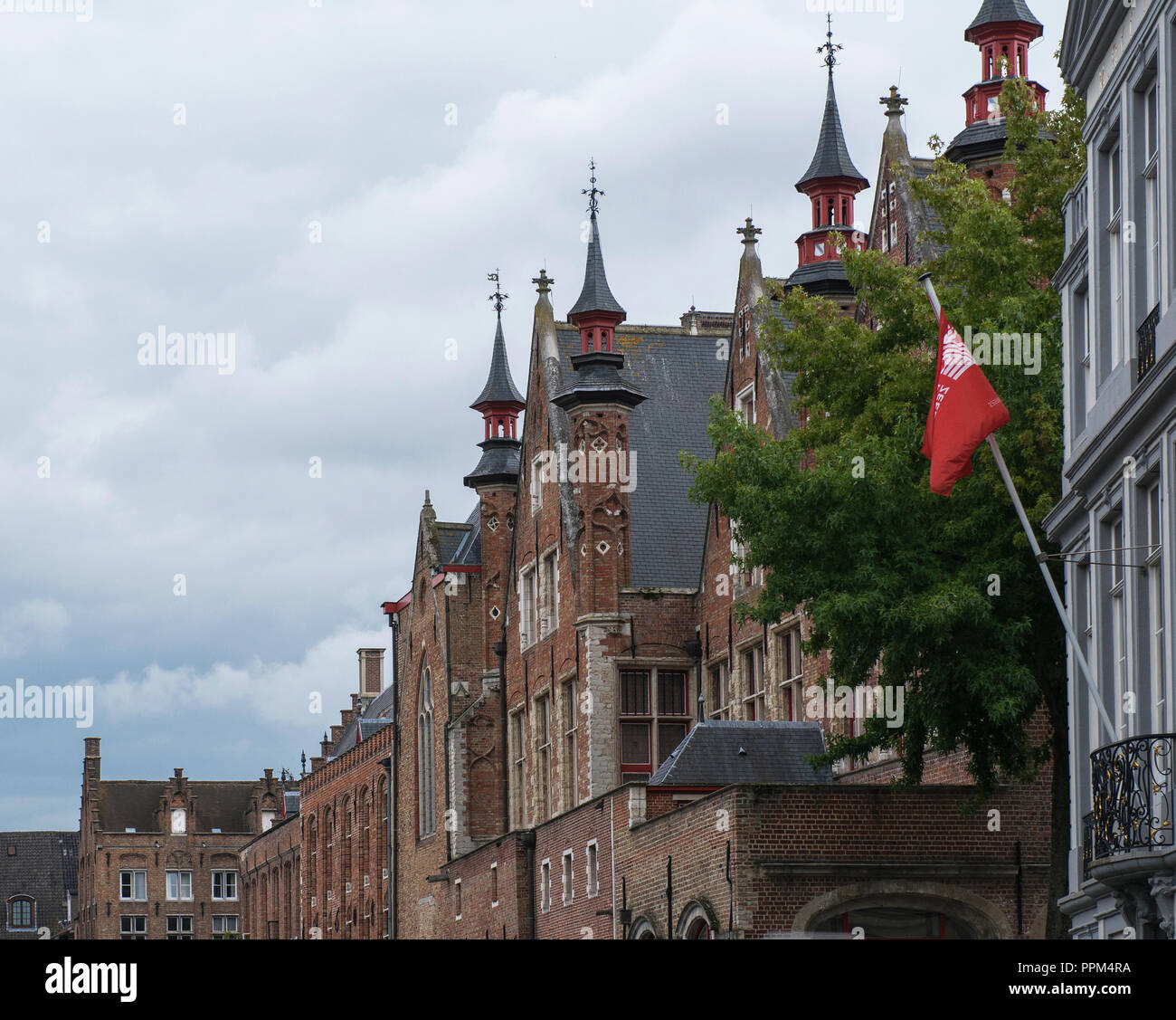 Bruges è una splendida città, romantico e medievale, e piena di canali di avvolgimento e splendidamente ornate case sulle strade di ciottoli. Foto Stock