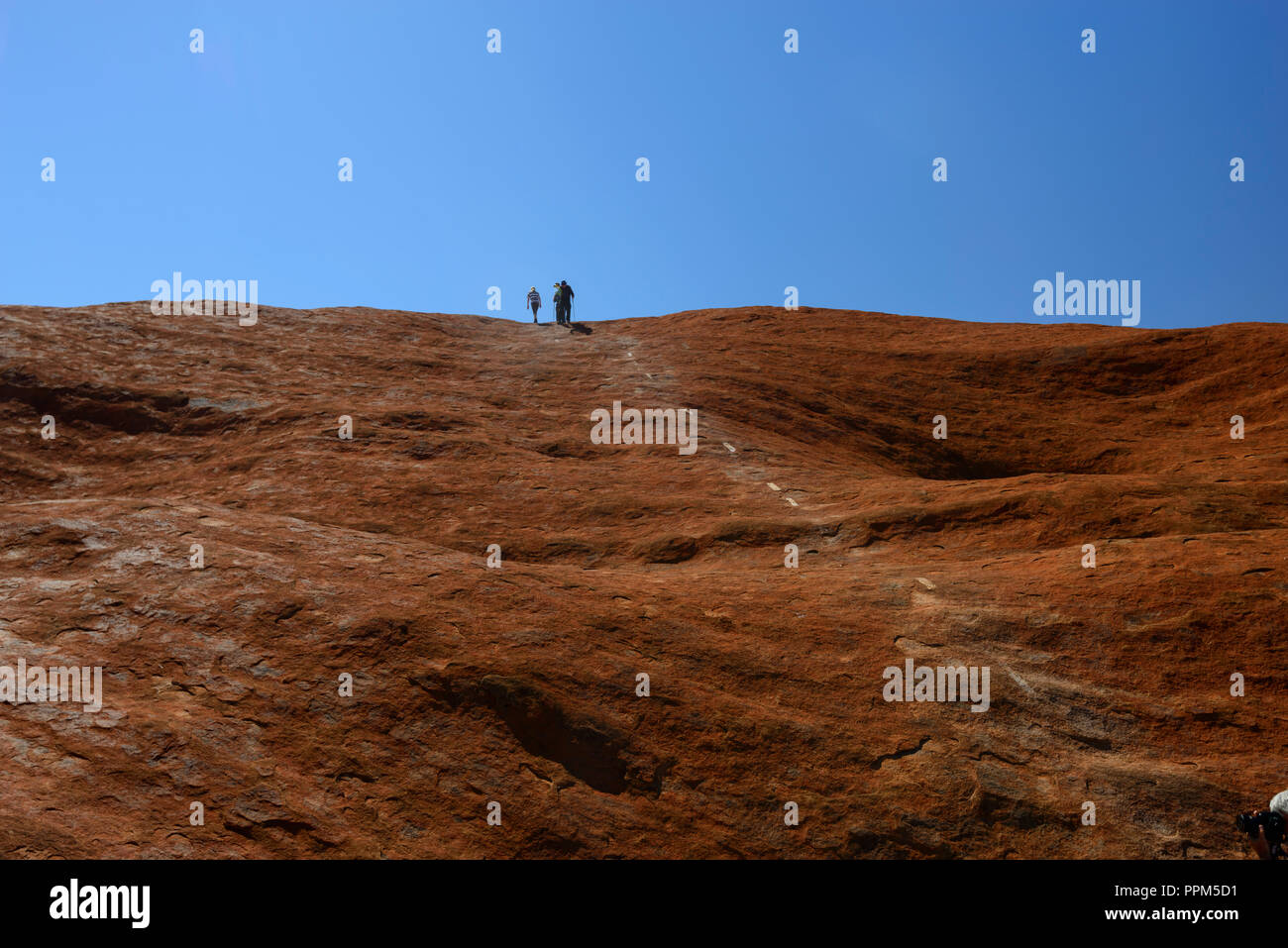 Climbing Uluru Ayers Rock, Uluru Kata Tjutas National Park, Australia Foto Stock