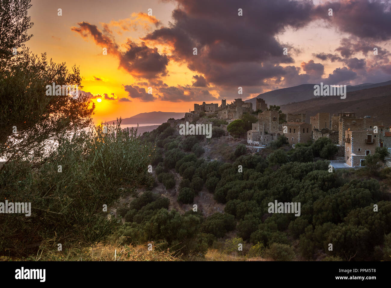 Vista del pittoresco borgo medievale di Vatheia con torri, Laconia, Peloponneso, Grecia. Foto Stock